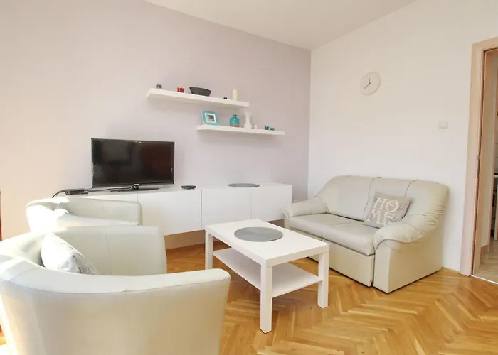 Apartment In Mit Eigenem Balkon By Interhome